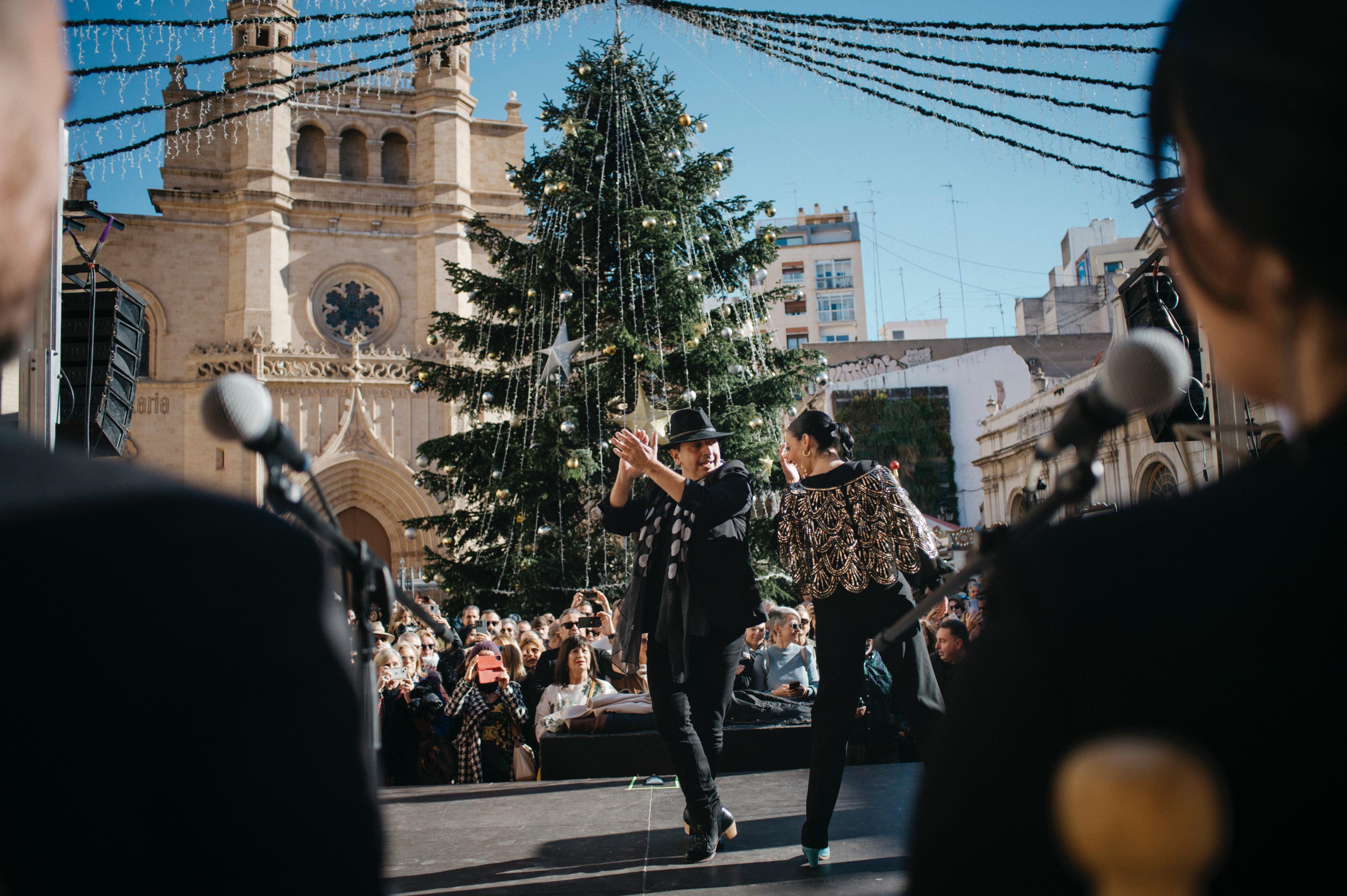 ​​​​​​​  La ‘zambomba’ ompli de música i d’ambient nadalenc la Plaça Major de Castelló