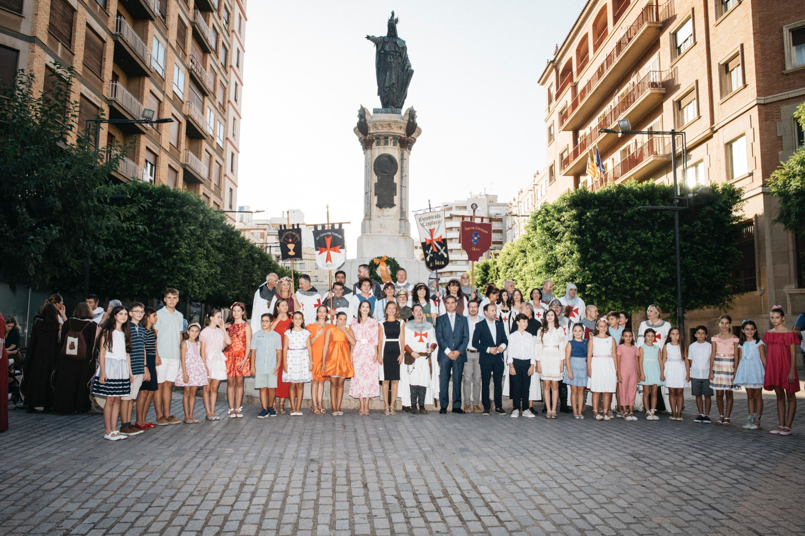 L'alcaldessa Begoña Carrasco homenatja el rei En Jaume I al costat dels Cavallers Templers de Castelló en el dia que es compleixen 773 anys de la signatura que va permetre la fundació de la ciutat