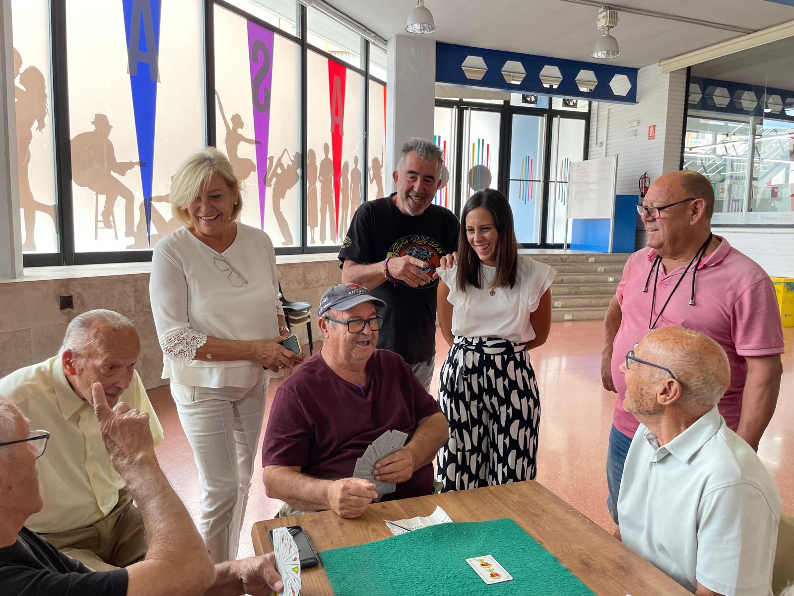 La asociación de jubilados y pensionistas La Panderola disfruta de sus actividades diarias en las instalaciones del Casal Jove del Grao