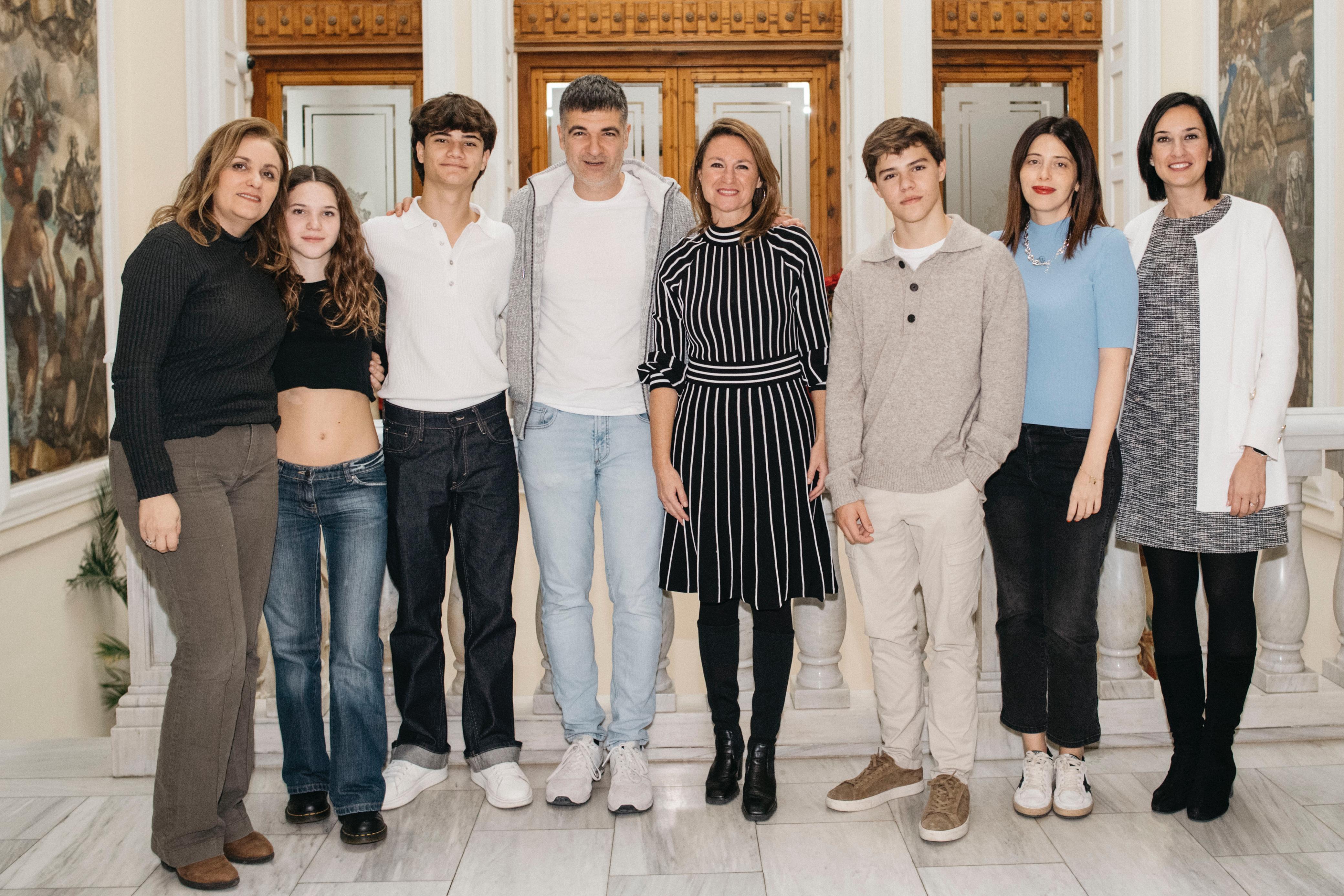 Begoña Carrasco rep a l'escriptor Eloy Moreno i a membres del repartiment i de la sèrie “Invisible” abans de l'esperat acte en el Teatre Principal