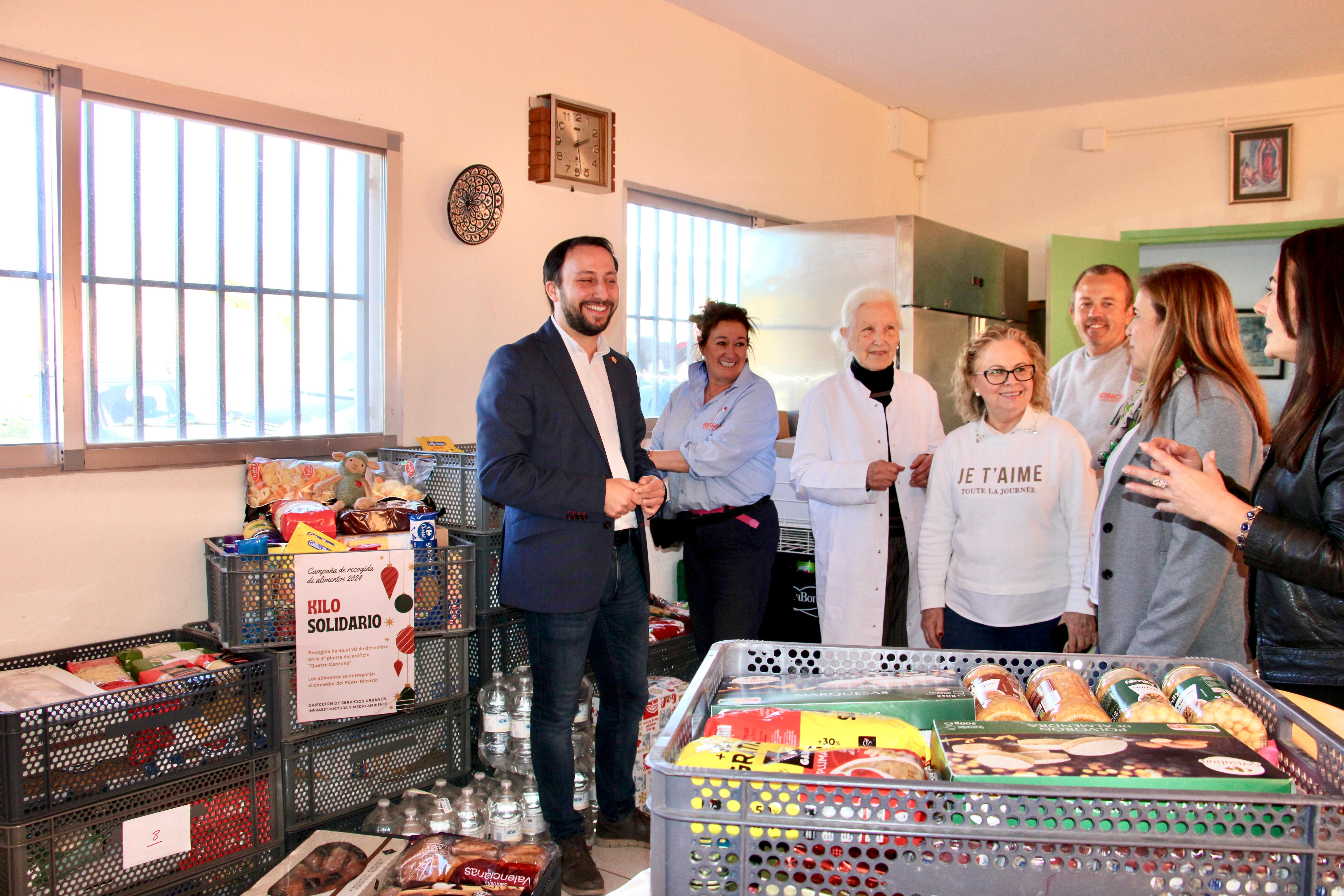 L'àrea d'Infraestructures de l'Ajuntament de Castelló lliura 410 quilos d'aliments al menjador del pare Ricardo