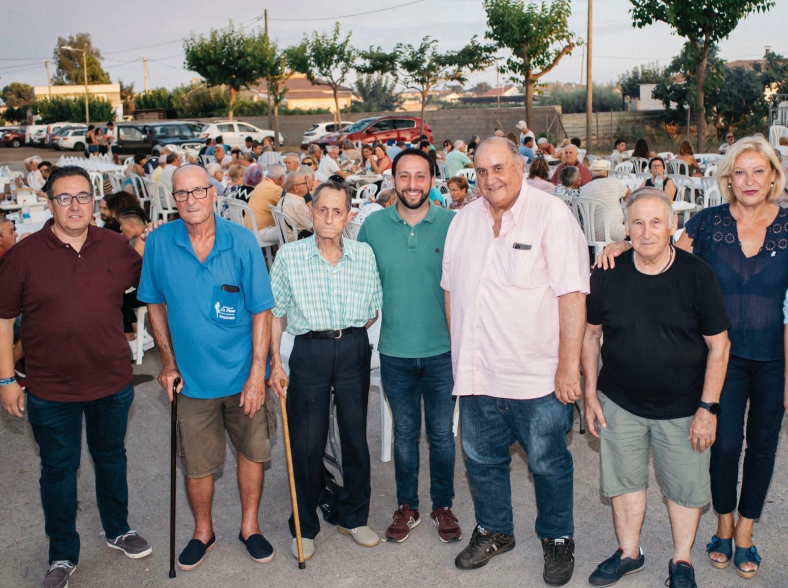 Concejales del equipo de gobierno participan en la cena de sobaquillo y torrà de sardinas de las fiestas de la Marjalería