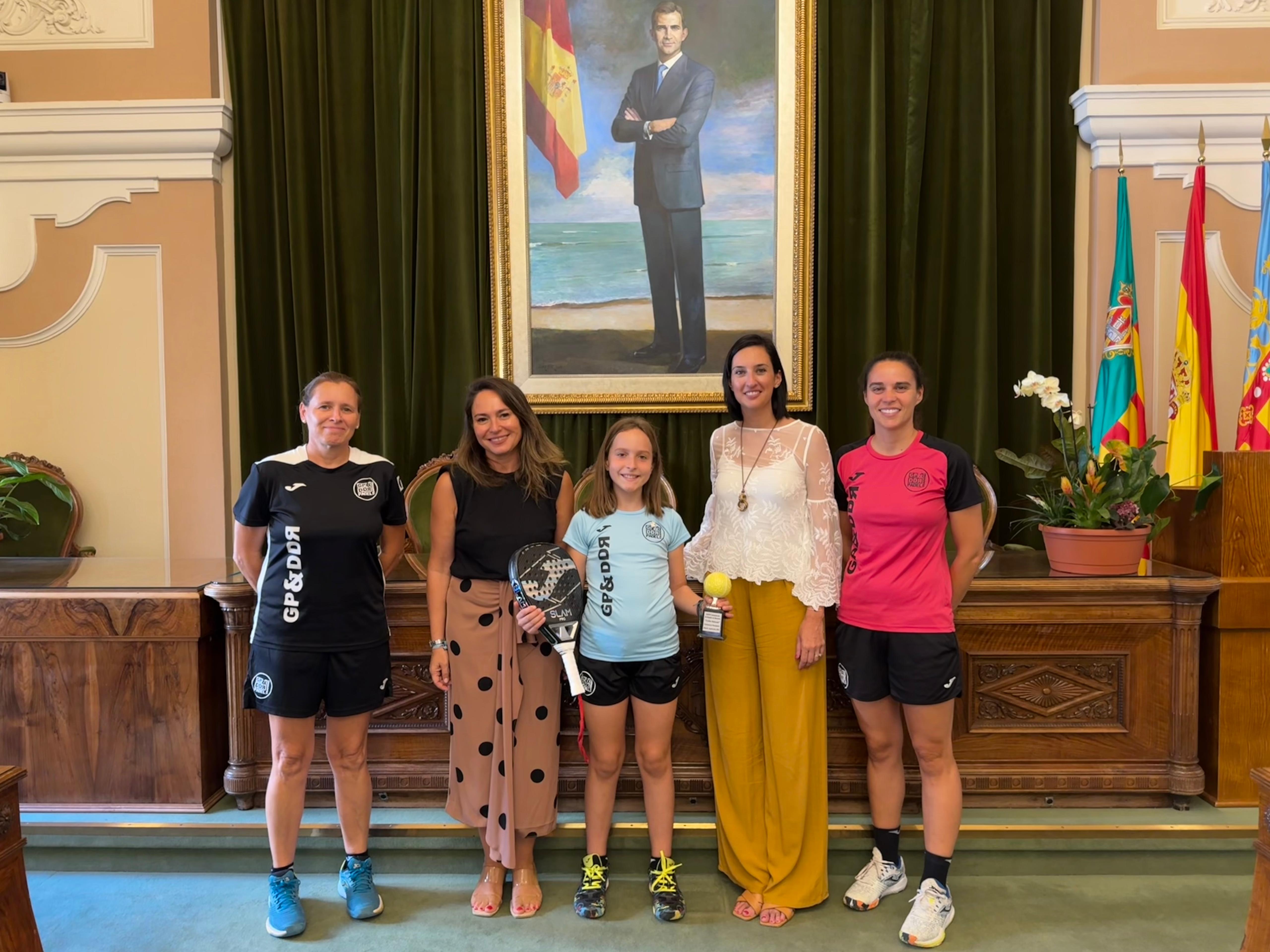 L'Ajuntament de Castelló rep a la campiona d'Espanya de pàdel en categoria benjamí, Vera Domínguez