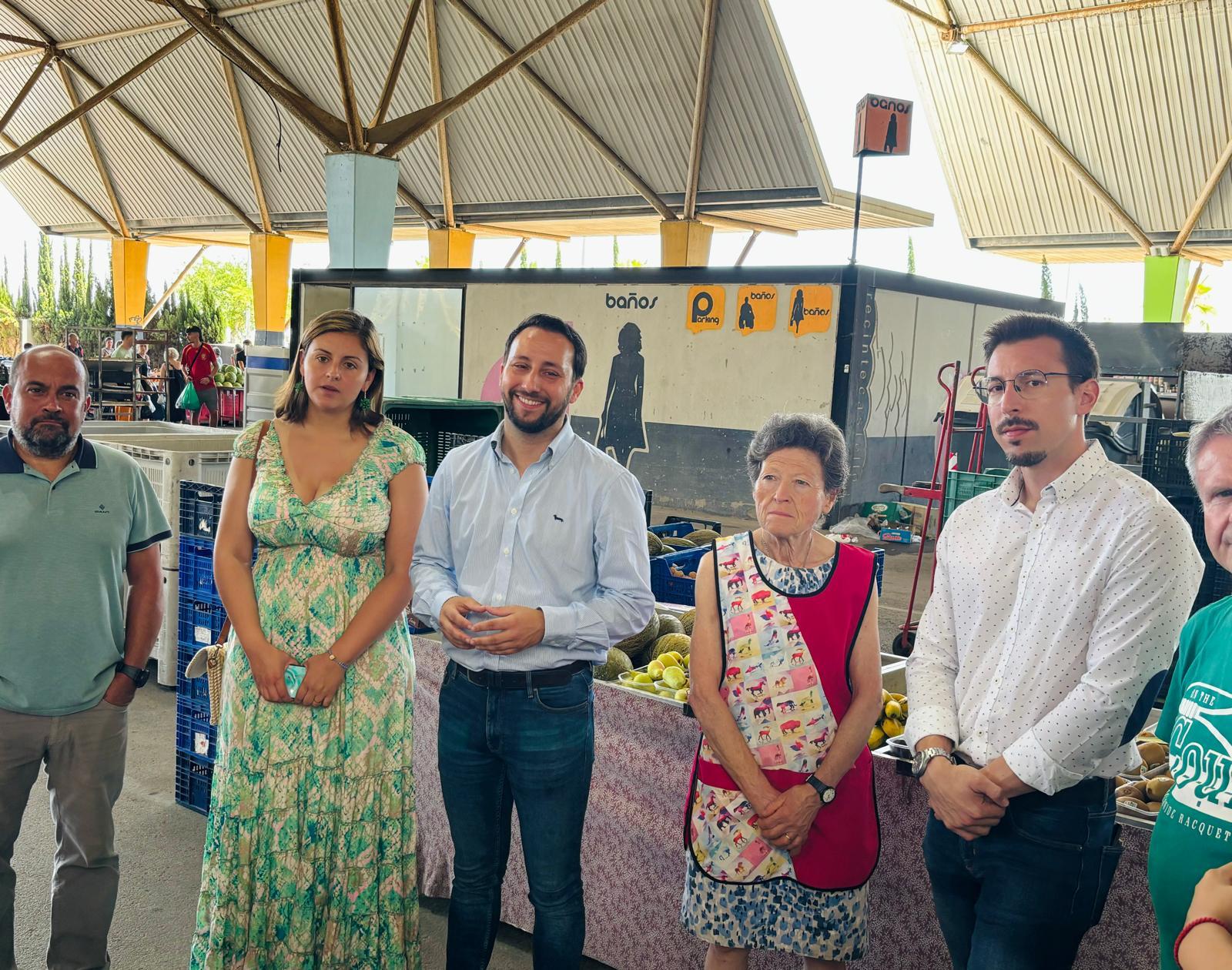 El gobierno municipal expone a los vendedores del Mercado del Lunes los plazos de la reforma del recinto de Ferias y Mercados